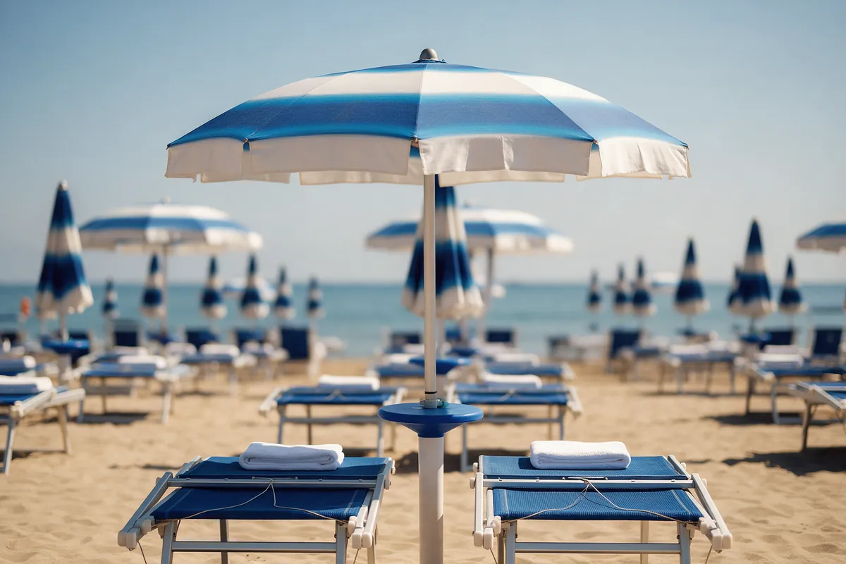 Ombrellone in prima fila con due lettini pronti e vuoti a mezzogiorno